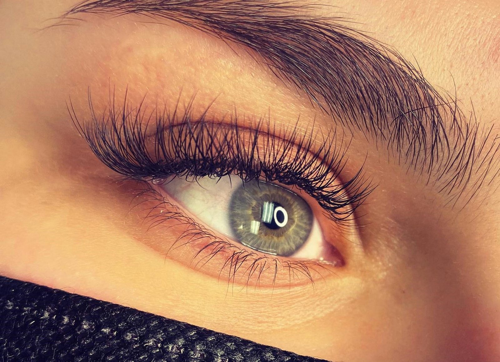 Einzelne Wimpernextension wird gezielt entfernt