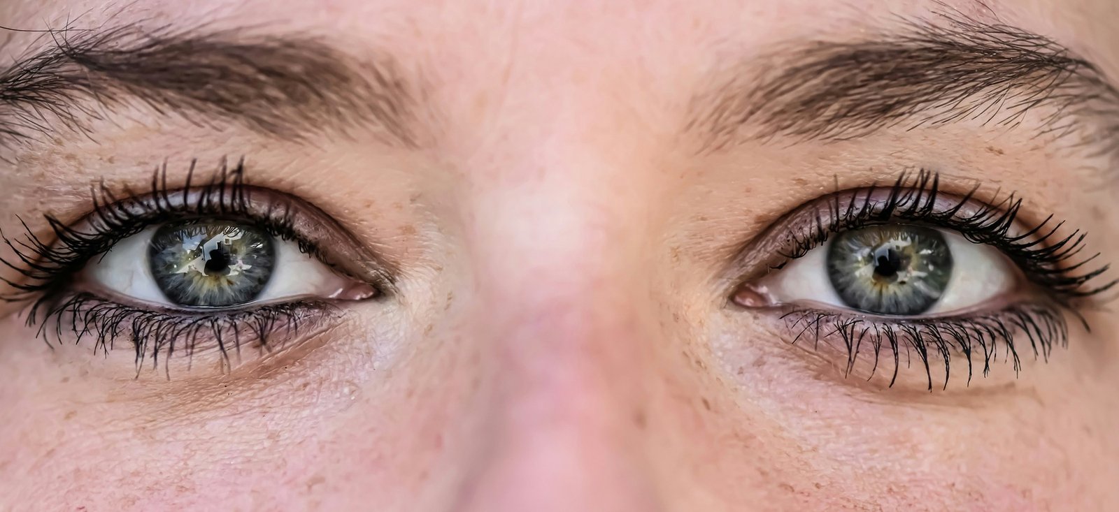 Rausziehen von Wimpernextensions schädigt Naturwimpern