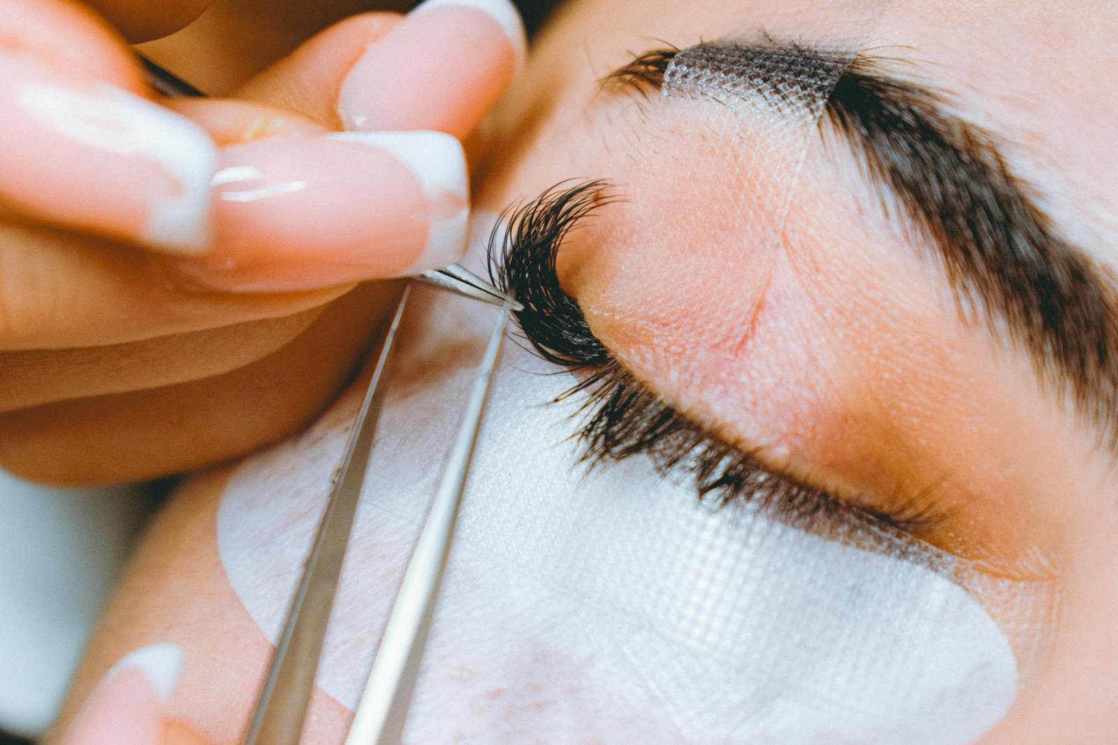 Remover Gel wird auf Wimpernextensions aufgetragen
