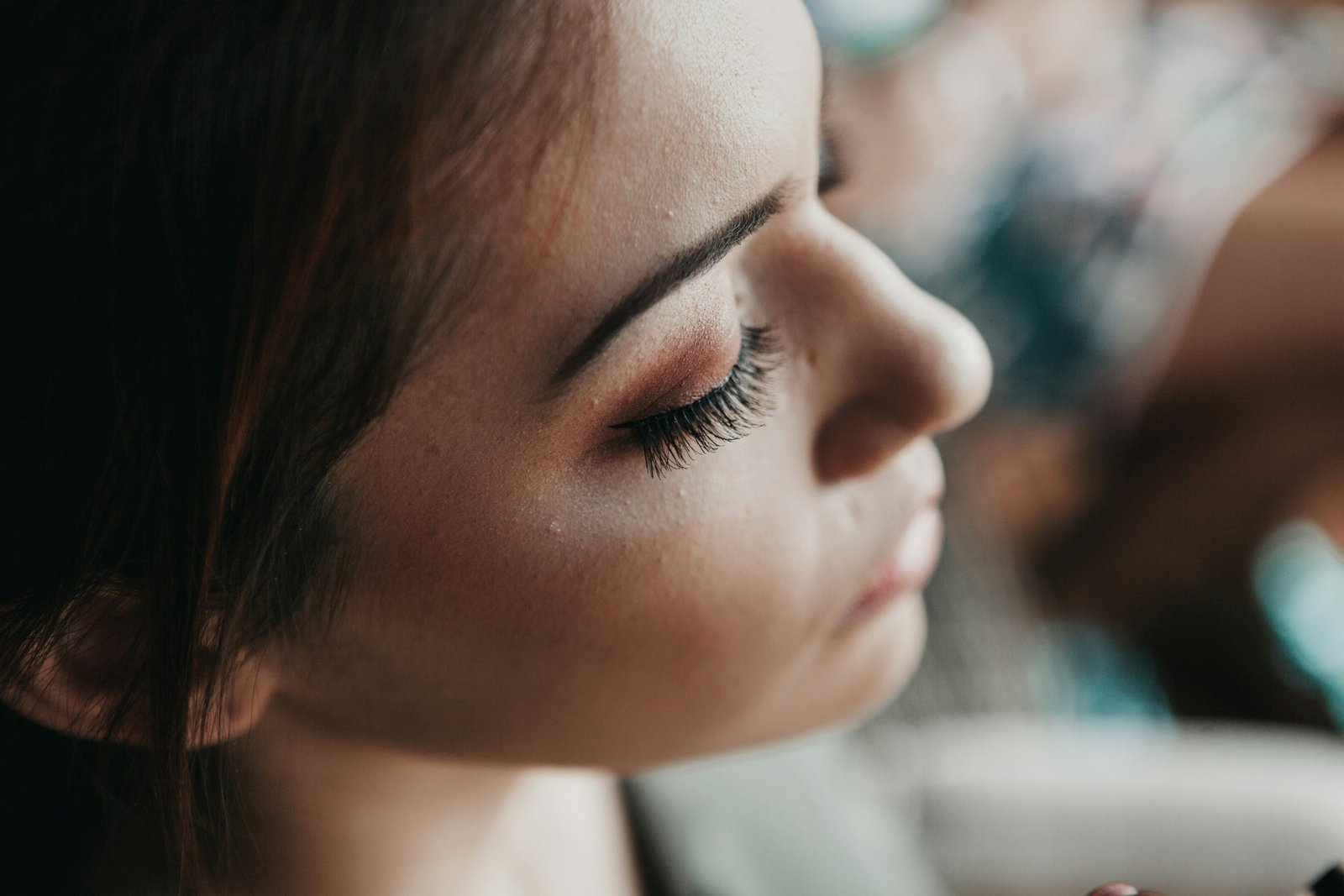 Vergleich: Wimpernextensions im Studio oder zuhause entfernen