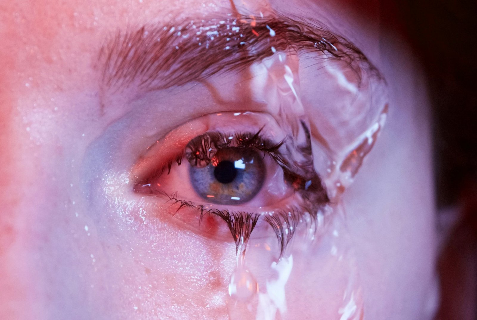 Wassertropfen auf Wimpernkleber – reicht Wasser allein?